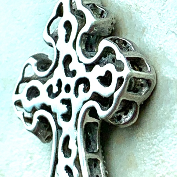 Natural Diamond/Green Tourmaline Cross. - Picture 5 of 5